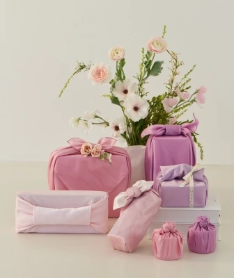 En presentinslagning med olika presentförpackningar inslagna i varierande stilar